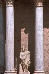 Une statue entre deux colonnes